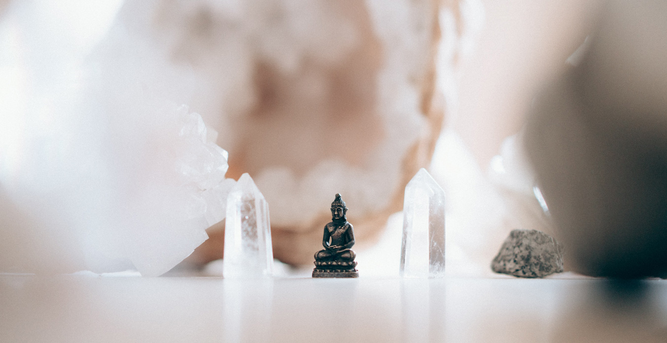 Sanfte Lichtstimmung als Motiv für die Vorbereitung auf eine spirituelle Rückführung
